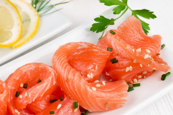 Salmón en rodajas con limón — Foto de Stock