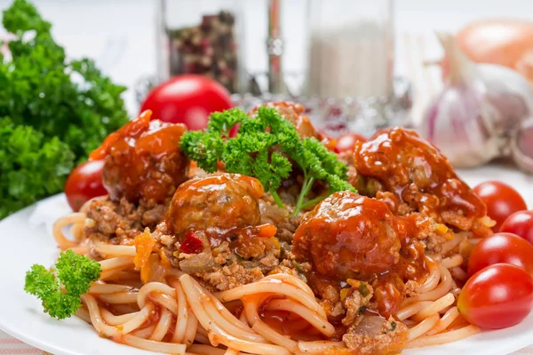 Spaghetti bolognese with beef meatballs — Stock Photo, Image