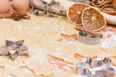 Yılbaşı kurabiye pişirme işlemi.