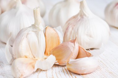 kırık sarımsak eski ahşap yüzey.