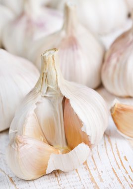 eski ahşap üzerine sarımsak