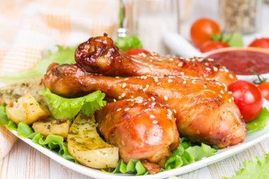 Kızarmış tavuk bacağı.