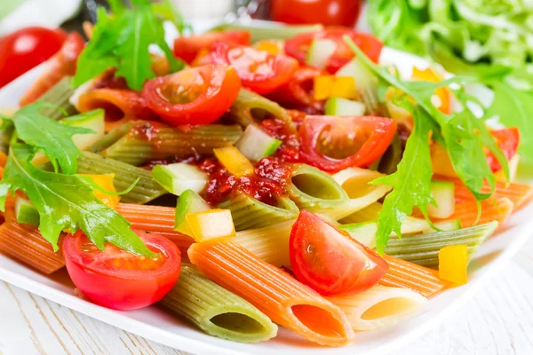 Färgglad pasta med grönsaker — Stockfoto