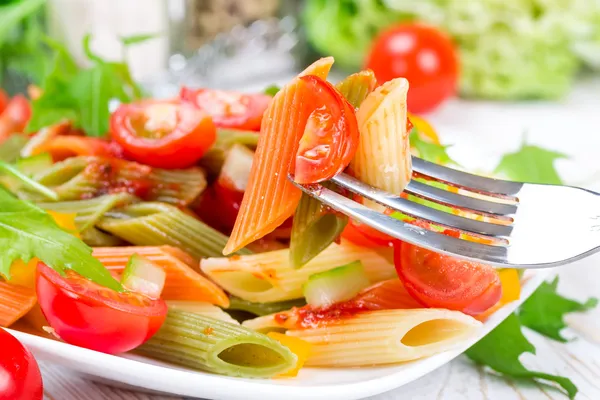 Färgglad pasta med grönsaker — Stockfoto