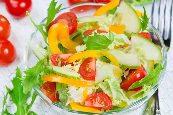 Gesunder Salat mit Gemüse — Stockfoto