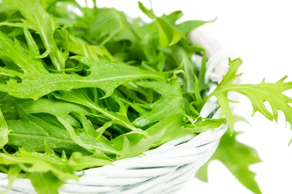 Rucola salade in een rieten mand — Stockfoto