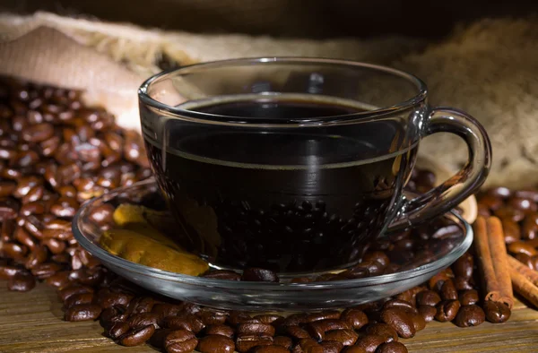 Φρυγμένους κόκκους καφέ και ένα φλιτζάνι καφέ. — Φωτογραφία Αρχείου