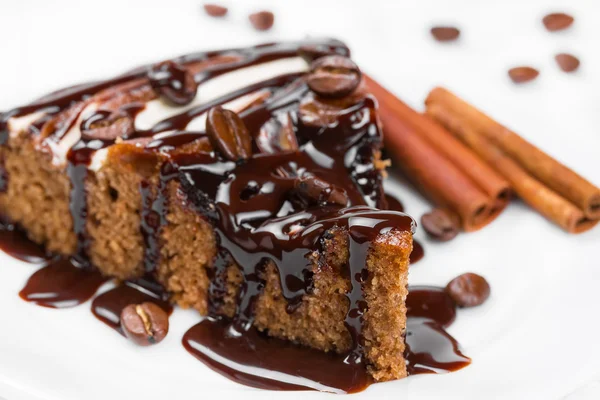 Pedazo de pastel de chocolate — Foto de Stock