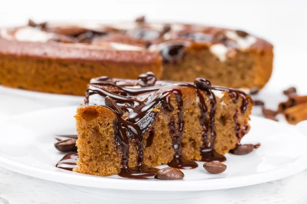 Pedazo de pastel de chocolate — Foto de Stock