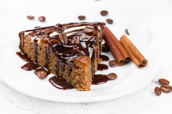 Pedazo de pastel de chocolate rociado con jarabe de chocolate — Foto de Stock