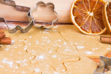 Yılbaşı kurabiye pişirme işlemi.