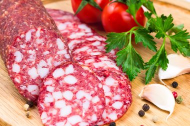 pişmemiş füme salam