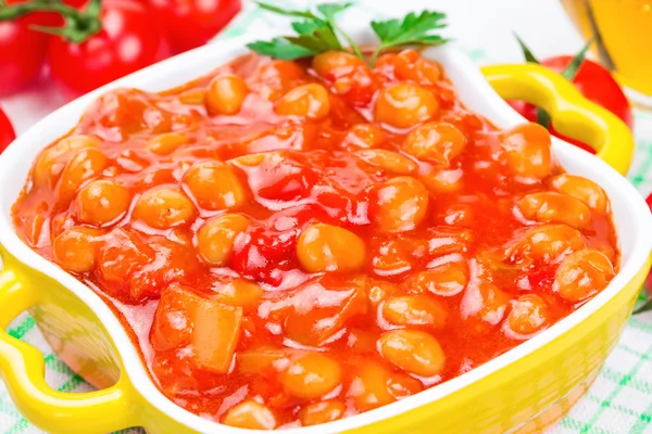 Fagioli in scatola con verdure in una ciotola di ceramica — Foto Stock