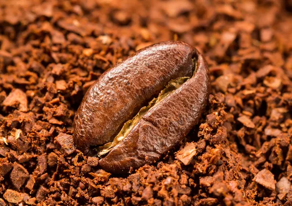 Roasted grain coffee and ground coffee — Stock Photo, Image