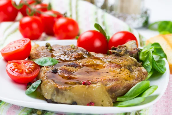 토마토와 구운된 고기 — 스톡 사진