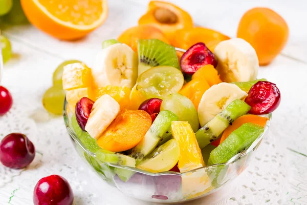 Salada de frutas e bagas — Fotografia de Stock