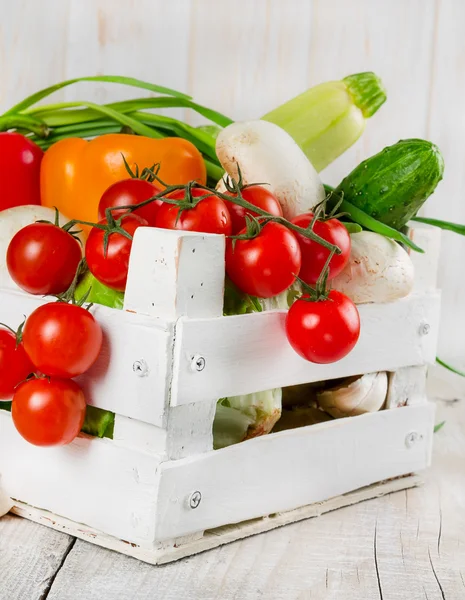 Verduras frescas en una caja de madera — Foto de Stock