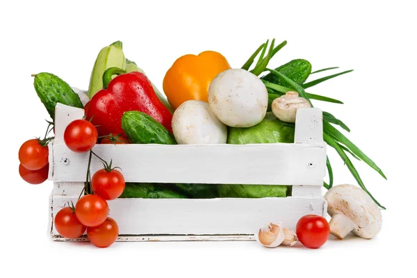 Verduras frescas en una caja de madera —  Fotos de Stock