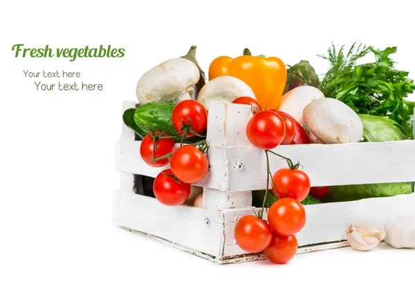 Verduras frescas en una caja de madera — Foto de Stock