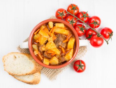 Etli haşlanmış patates. 