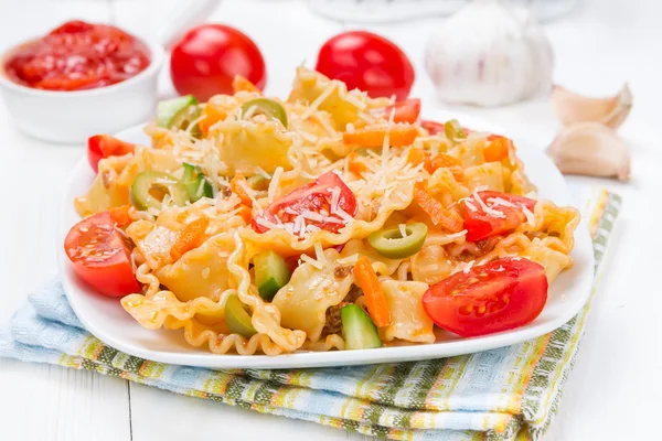 Pasta with tomatoes and parmesan — Stock Photo, Image
