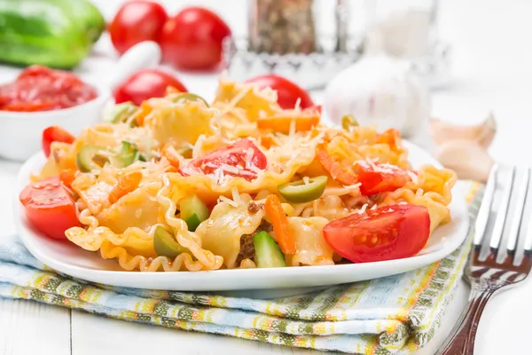 Pasta met tomaten en parmezaanschilfers — Stockfoto