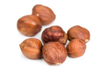 Fındıklar beyaz üzerine izole 