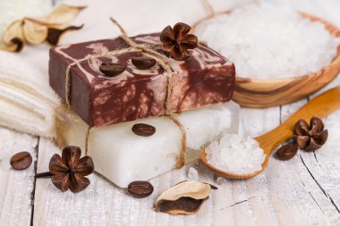 el yapımı sabun ile kahve ve kuru çiçek.