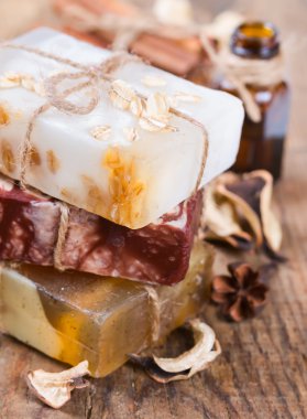 el yapımı Sabun, tarçın ve kuru çiçek.