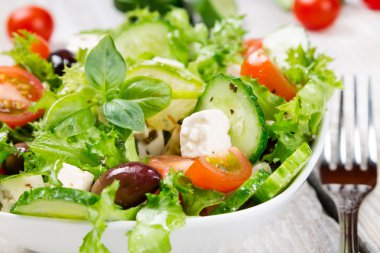 Seramik kase taze sebze salatası세라믹 그릇에 신선한 야채와 함께 샐러드  