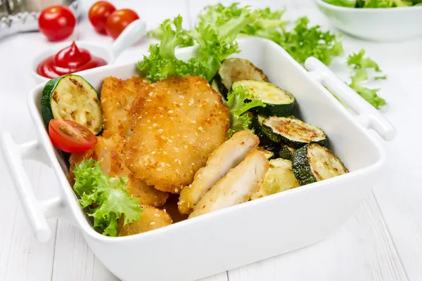 Chicken Nuggets und gebratene Zucchini — Stockfoto