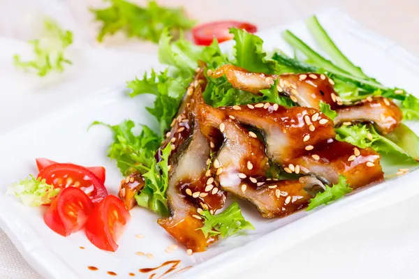 Salad with smoked eel unagi sauce — Stock Photo, Image