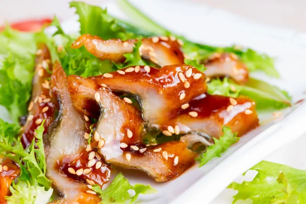 Salada com enguia defumada e molho unagi — Fotografia de Stock