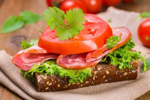 Sandwich with ham and tomato — Stock Photo, Image