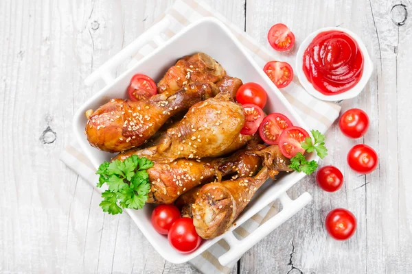 Fried chicken legs with tomatoes — Stock Photo, Image