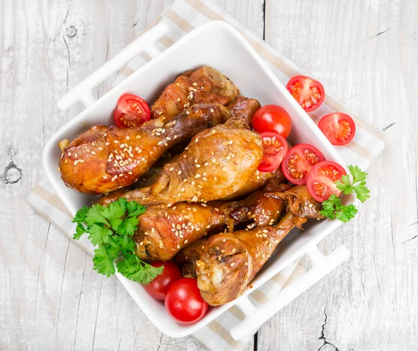 Fried chicken legs with tomatoes — Stock Photo, Image