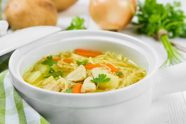 Sopa com macarrão e frango — Fotografia de Stock