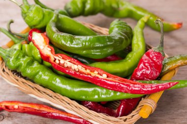 hasır sepet içinde biber  