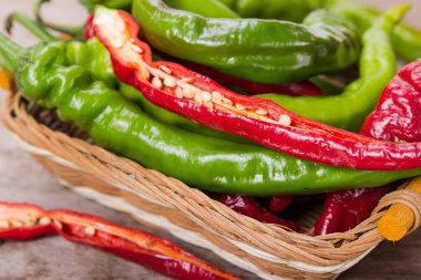 hasır sepet içinde biber 