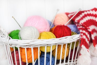 renkli topları ile hasır sepet  