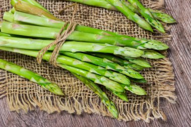 Bir sürü taze kuşkonmaz. 