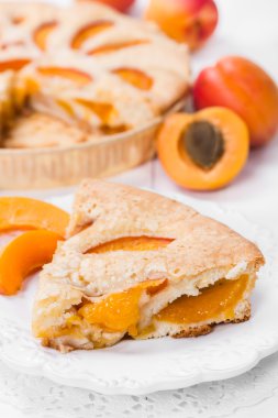 taze kayısı ile pasta  