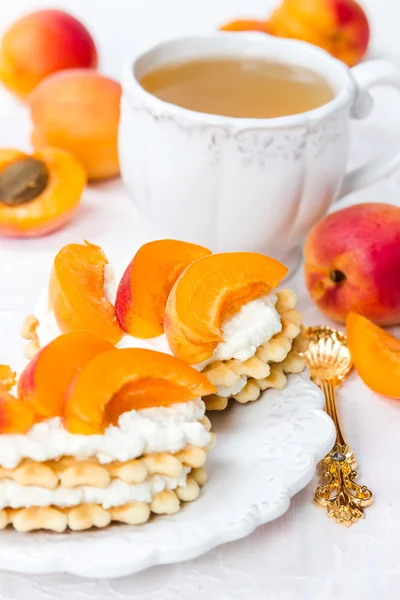 Biscuit with cream cheese and apricots — Stock Photo, Image