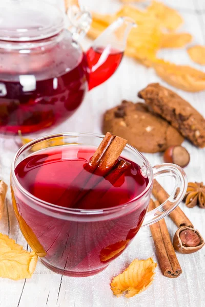 Früchtetee mit Keksen auf Holzgrund — Stockfoto