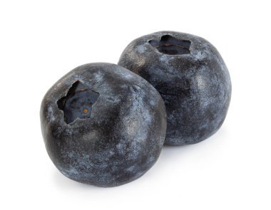 Beyaz arka planda iki olgun yaban mersini. Yüksek alan derinliği.