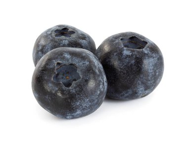 Beyaz arka planda izole edilmiş üç olgun yabanmersini. Yüksek alan derinliği.