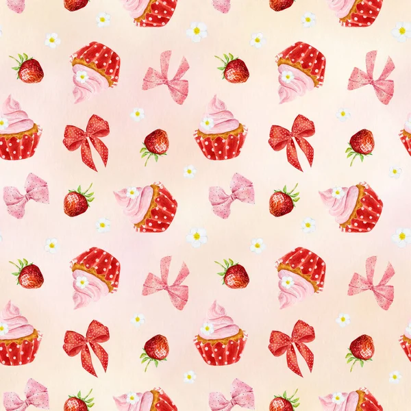 无缝图案 配上水彩杯蛋糕 蝴蝶结和草莓 背景为浅桃色 手绘水彩画 可用于包装纸 纺织品 贺卡和甜食烘焙菜单 — 图库照片