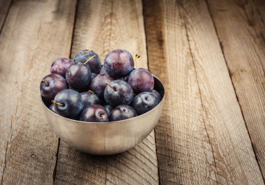 metal bir kabın içinde olgun Erik