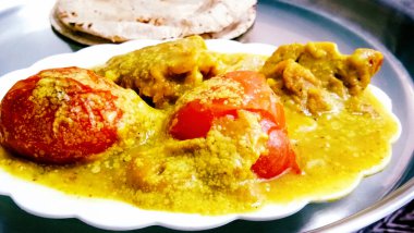 Beyaz bir kasede servis edilen domates salanı, Tamatar sabzi veya köri.