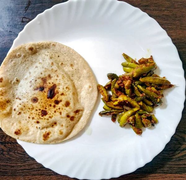Indiska Vegetabiliska Parwal Curry Och Chapati Hemlagad Chapati Indiskt Bröd — Stockfoto